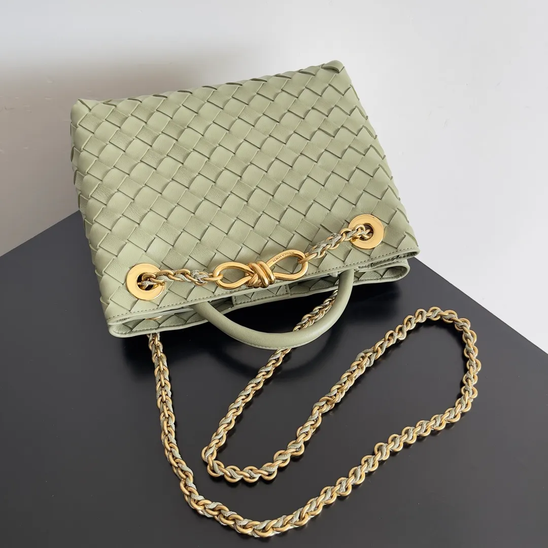 Batch 1960 BOTTEGA VENETA 2024 spring and summer new small ANDIAMO chain bag is also available! 🔥🔥I believe many friends have been waiting for a long time. The metallic chain adds a touch of sophistication to the original softness and elegance of Andiamo. The collision of classic craftsmanship and elegance creates a different kind of beauty. Style number: 786008 Size: 25*22*10.5cm